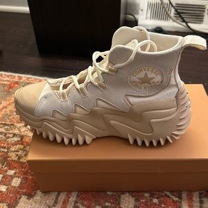 Platform Converse Women’s size 7 - White, Cream, Tan